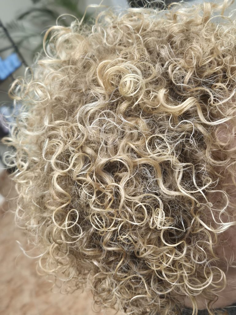 Cabello rizado rubio con definición natural