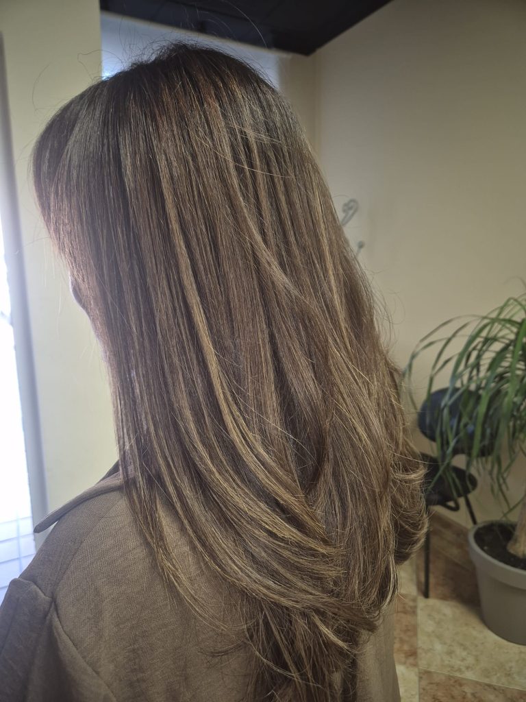 Melena larga castaña con puntas suavemente onduladas
