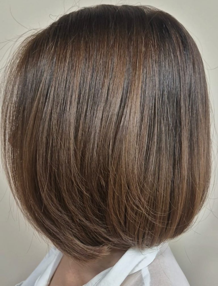 Melena castaña con brillo y acabado liso