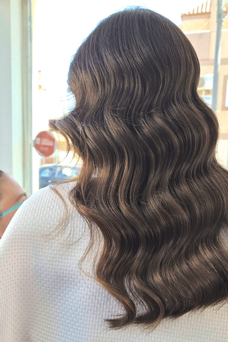Peinado de ondas al agua en melena media