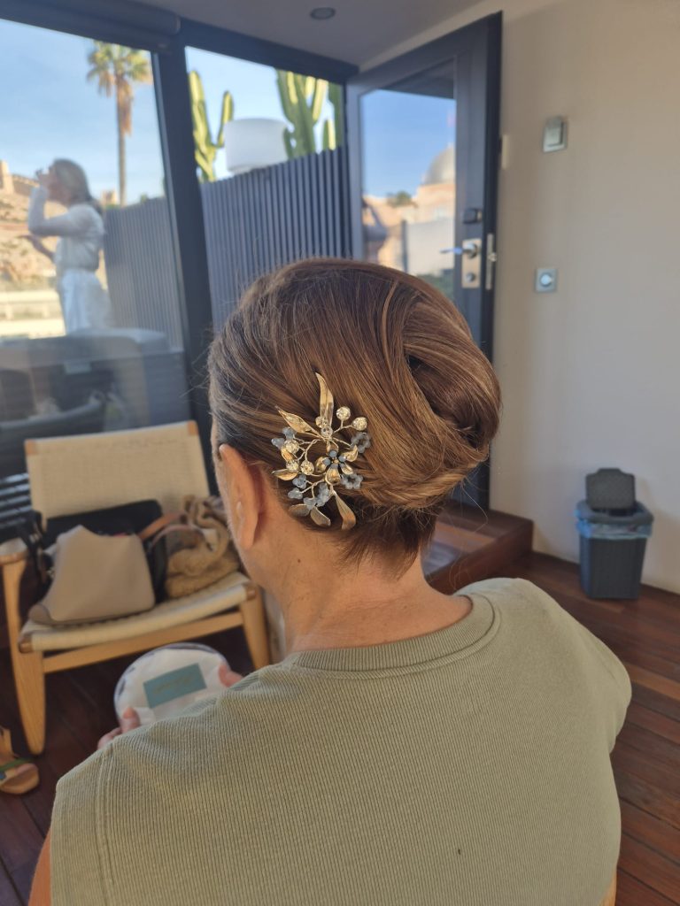 Recogido elegante con adorno dorado